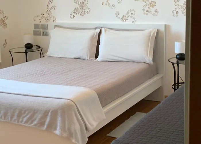 Beauty House - Jacuzzi - Giardino Privato فندق مبيت وإفطار تشيزينا