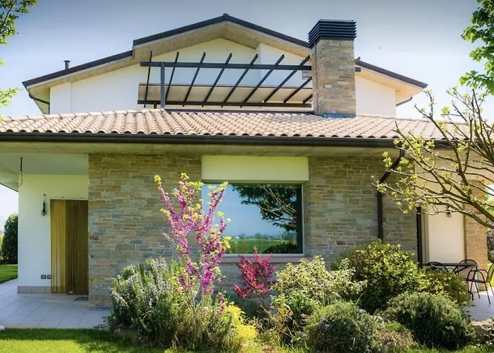 Beauty House - Jacuzzi - Giardino Privato فندق مبيت وإفطار تشيزينا